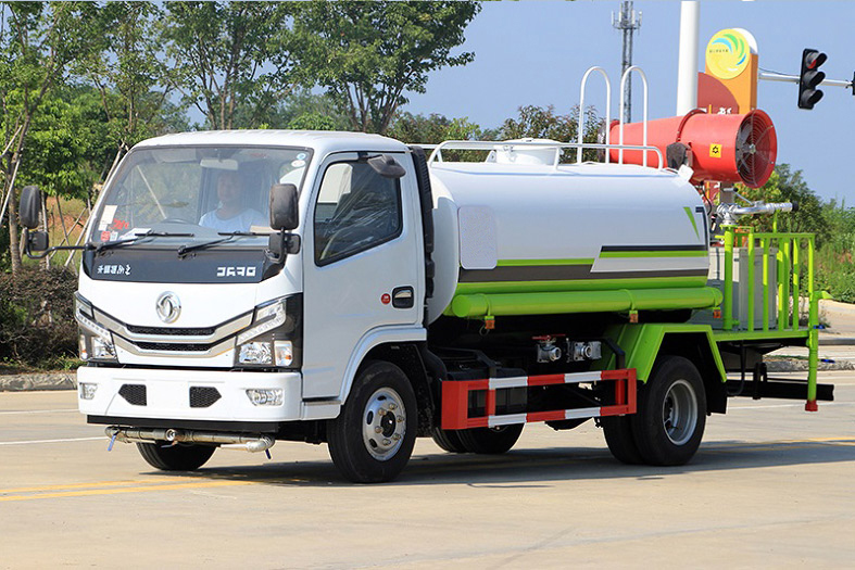 東風(fēng)小多利卡5噸噴霧灑水車(chē)