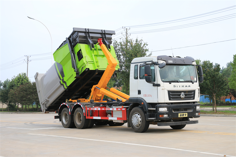 重汽后八輪勾臂垃圾車