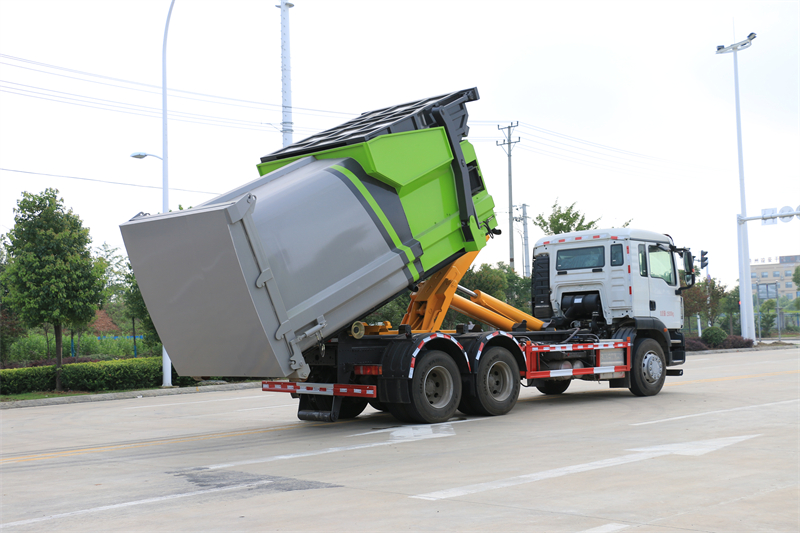 重汽后八輪勾臂垃圾車