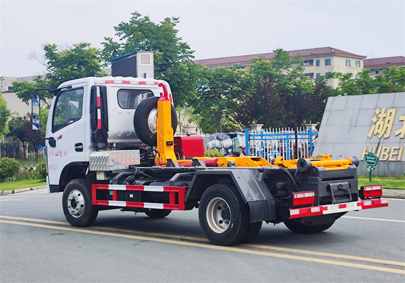 藍(lán)牌東風(fēng)福瑞卡勾臂垃圾車