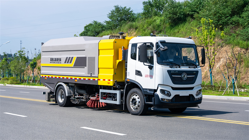 東風(fēng)天錦高速公路清掃車