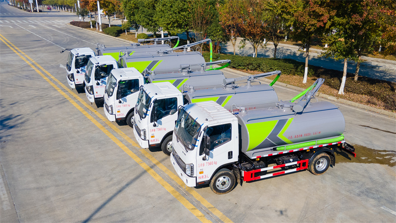 東風(fēng)福田吸糞車(chē)助力城市煥新顏